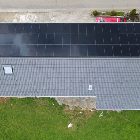 Schmid Ueken Neubau Zweifamilienhaus Dach mit PV Anlage