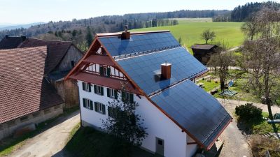 <b>Dach- und Fassadensanierung mit PV-Anlage</b> <br />Spreitenbach